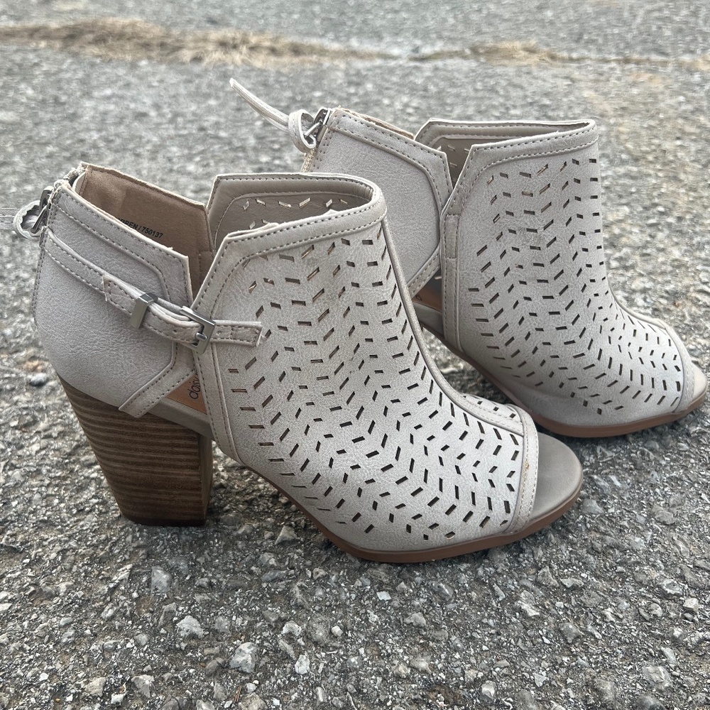 Women's Size 8.5 Medium Heel Boots Tan Breathable Night Out Business Fancy - Picture 3 of 8